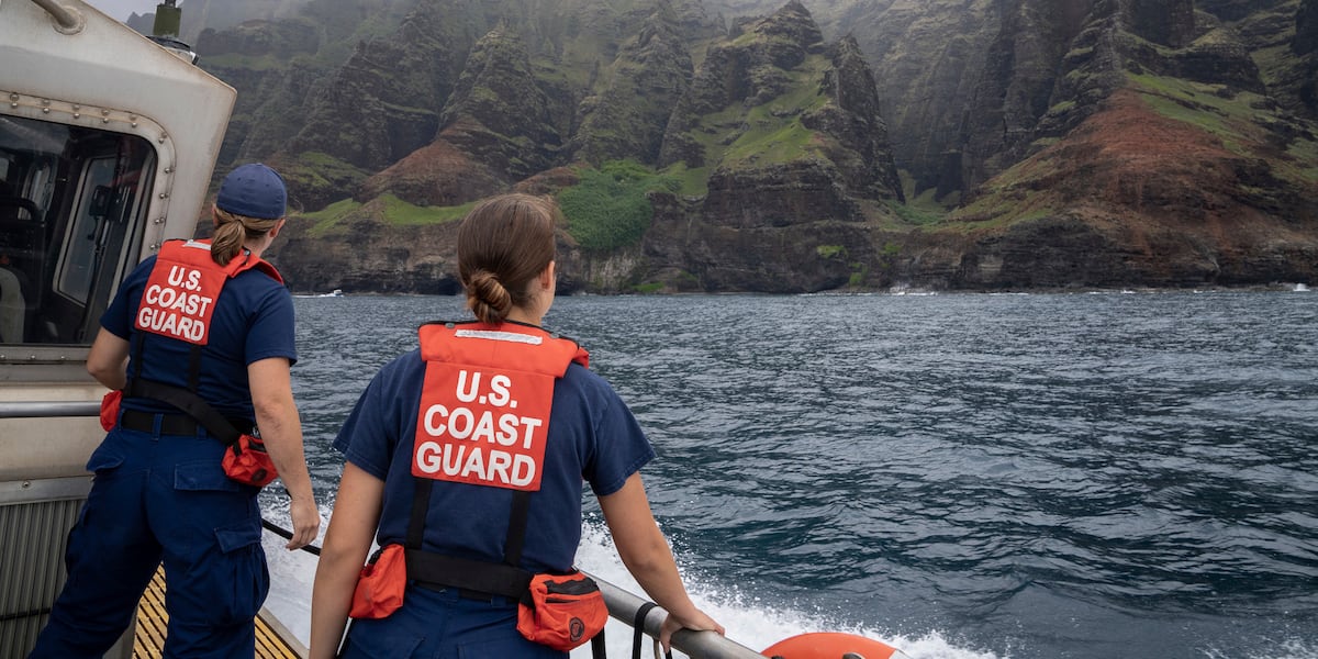 1 dead, 2 missing after helicopter carrying tourists crashes off Hawaiian island 1 dead, 2 missing after helicopter carrying tourists crashes off Hawaiian island