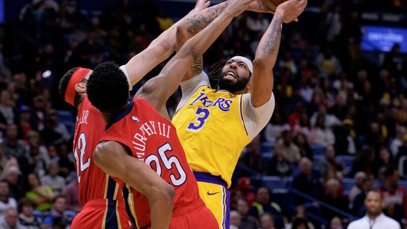 Lakers forward Anthony Davis (3) shoots over the double team of Pelicans forward Larry Nance...